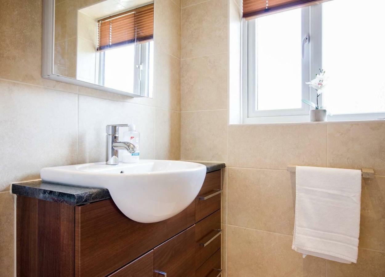 Spacious House, Sleeps 7 People 독서 외부 사진